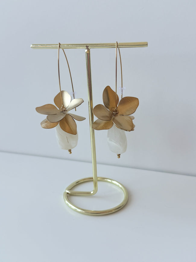 Boucles d’oreilles IVINS fleur dorée & perle blanche
