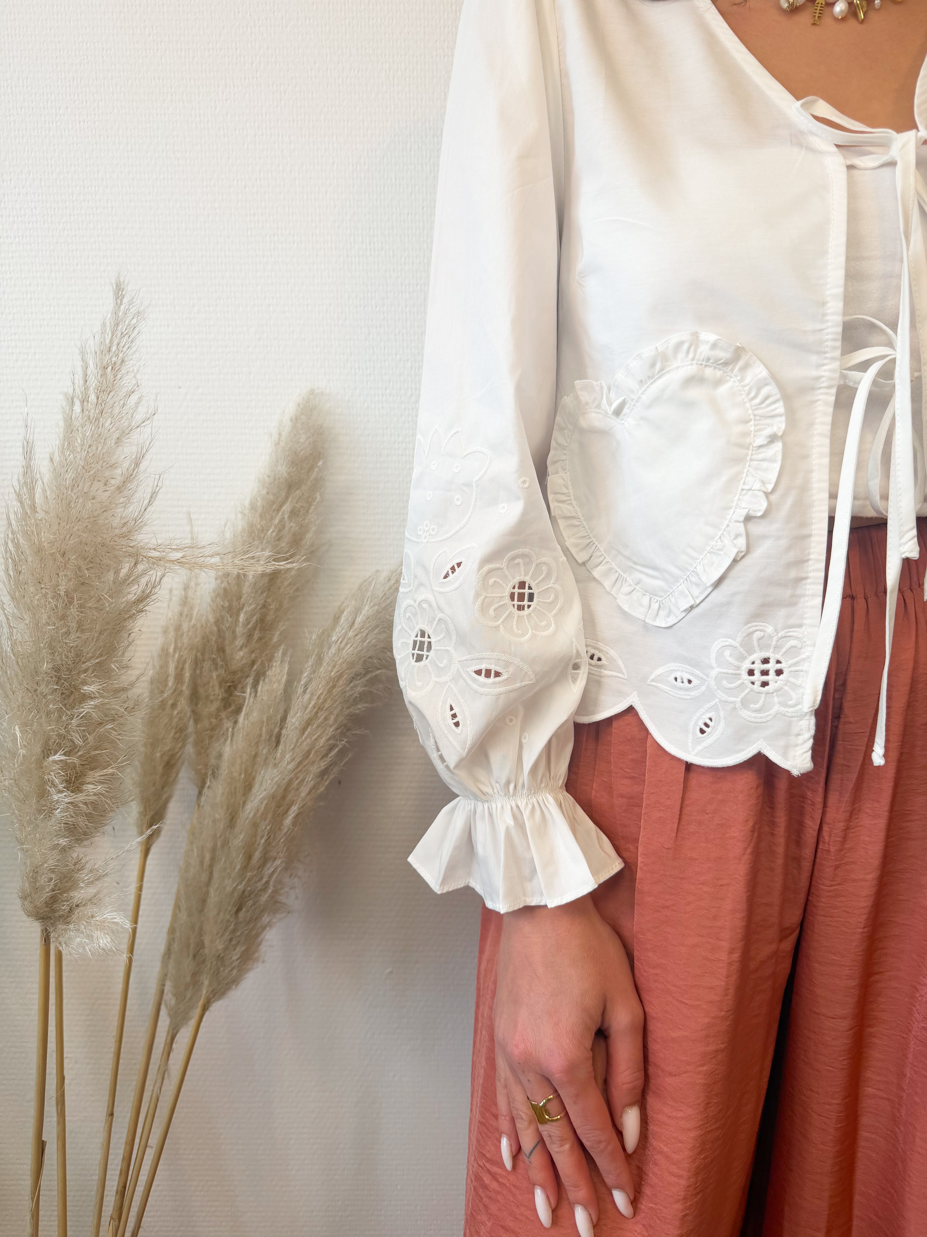 Blouse blanche FRESNO à nouer et poches cœurs